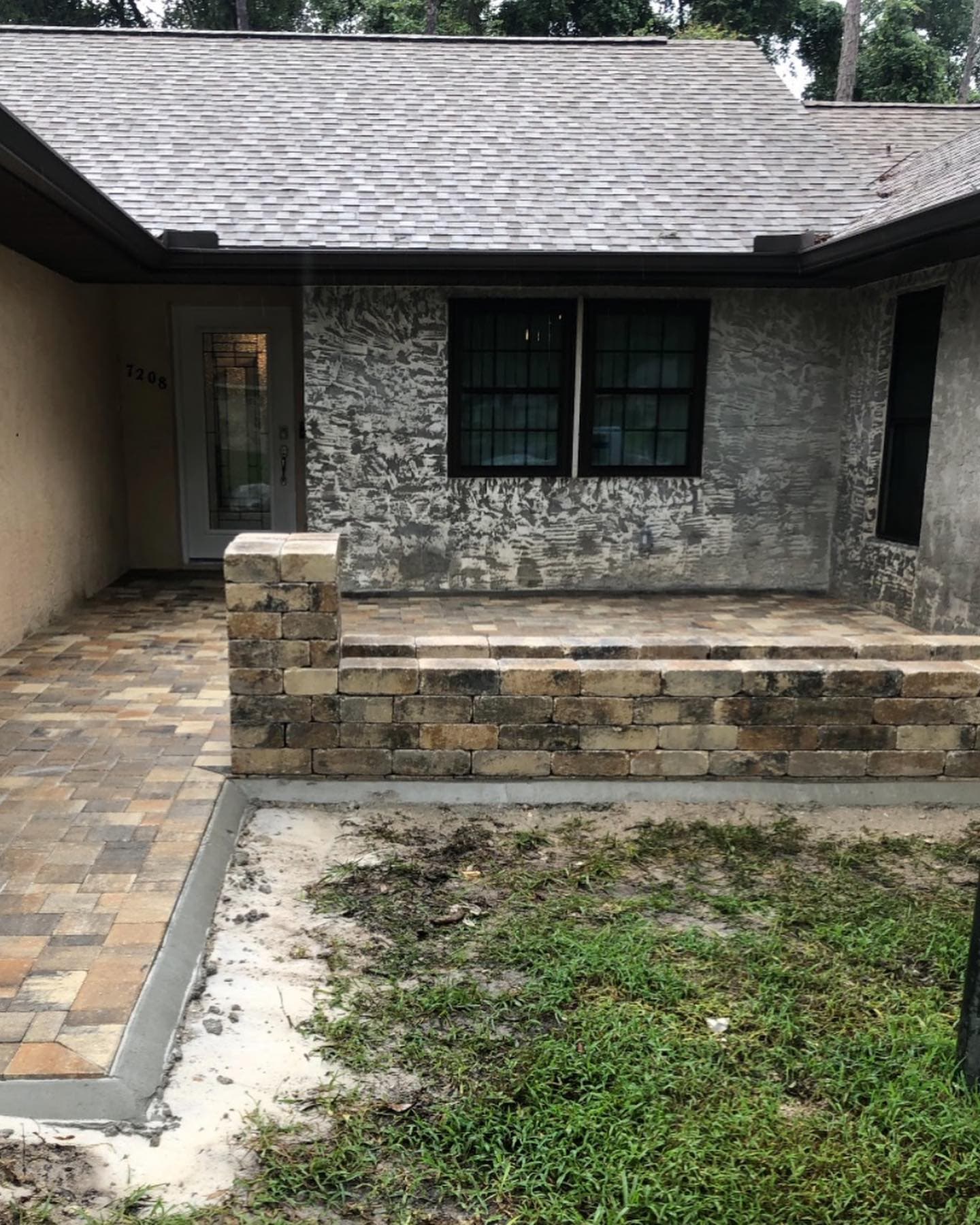 Paver retaining wall with steps in North Florida